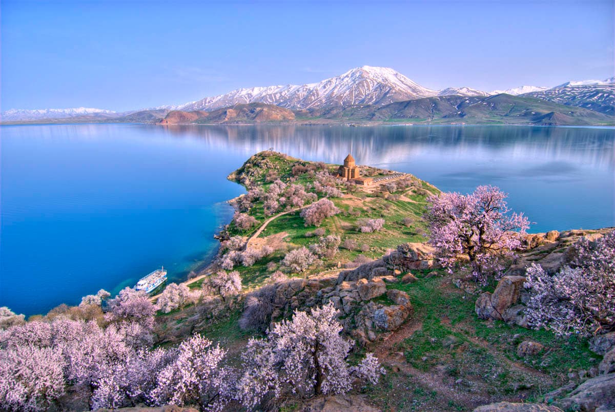 Akdamar Adası (Kutsal Haç Kilisesi)