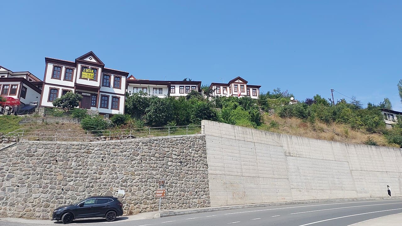 Akçaabat (Ortamahalle)